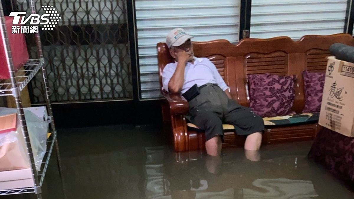 嘉義朴子淹水!泥水灌進客廳 她見公公「腳泡水裡」睡著