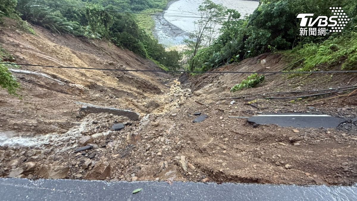 高雄一家五口行經桃源區時意外墜谷，目前尋獲一具遺體。（圖／TVBS）