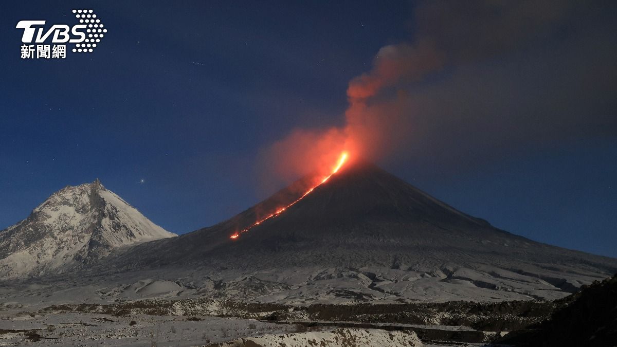 俄8.8強震後「火山噴發」 遊客不願離開留下看噴發奇景