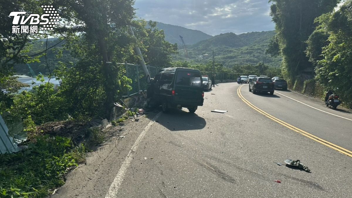 快訊/新北水泥預拌車疑追撞廂型車墜谷 2人傷重不治