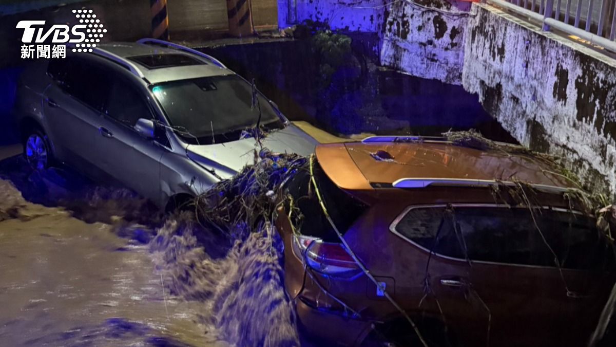 暴雨炸彰化!排水溝潰堤「6車慘泡水」 卡成一團畫面曝