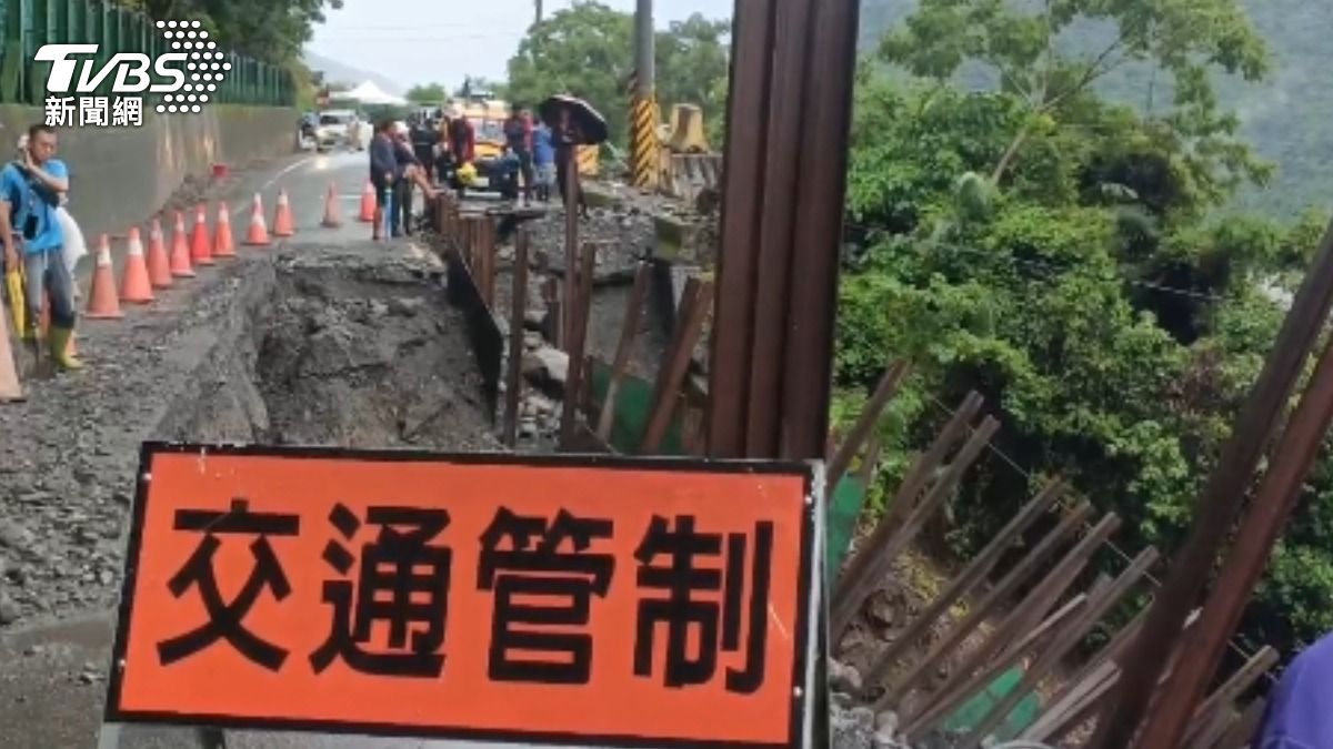 東68線山區道路昨遭掏空,目前僅能單向通行。(圖/TVBS)
