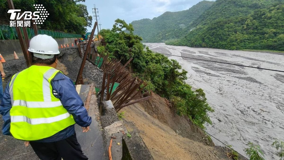 東68線山區道路遭掏空,鄉公所前往會勘協助居民。(圖/TVBS)