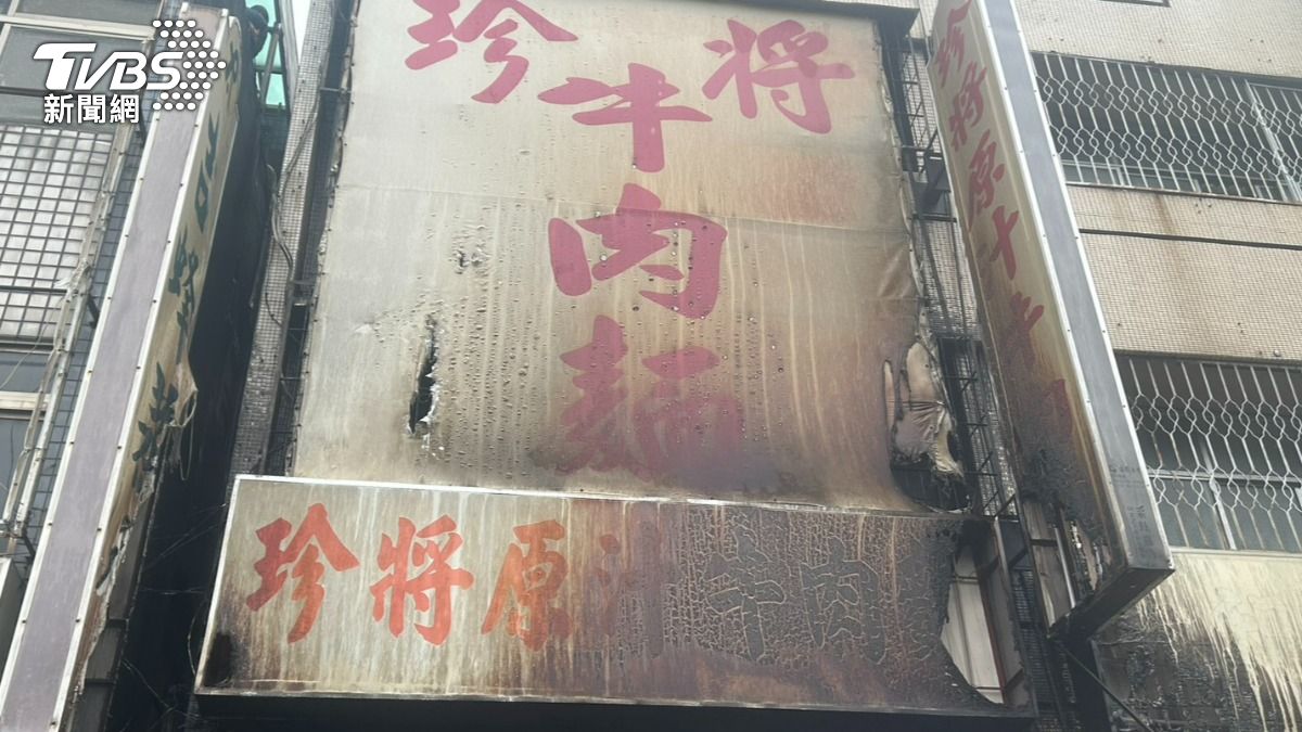 民宅鐵窗鎖死,導致五口無法逃生。(圖/林冠丞攝)
