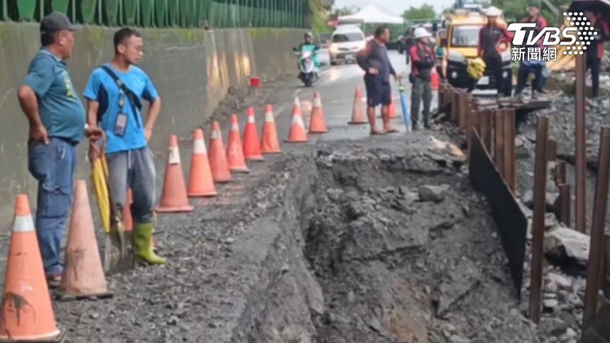 東68線山區道路昨遭掏空,目前僅能單向通行。(圖/TVBS)