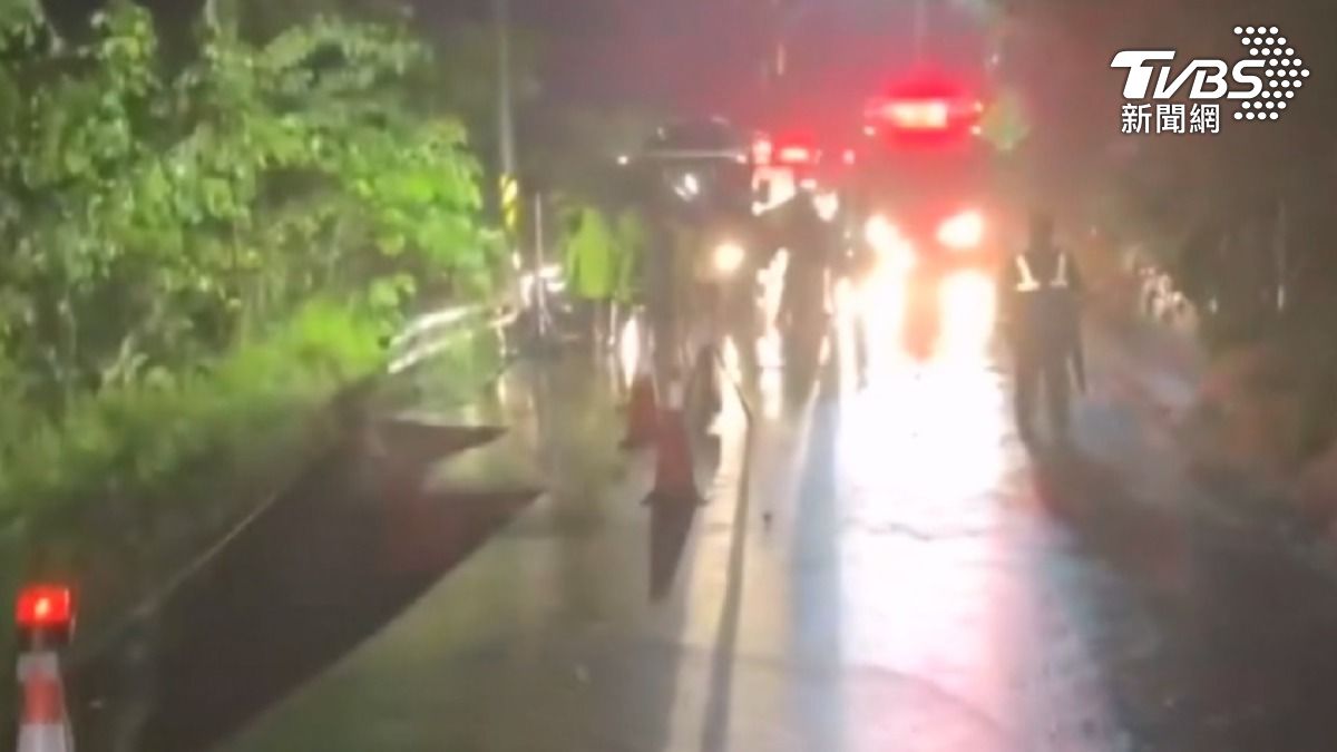 路基突崩塌!父爬上岸求救後折返 搜救12小時尋獲2遺體(圖/TVBS)