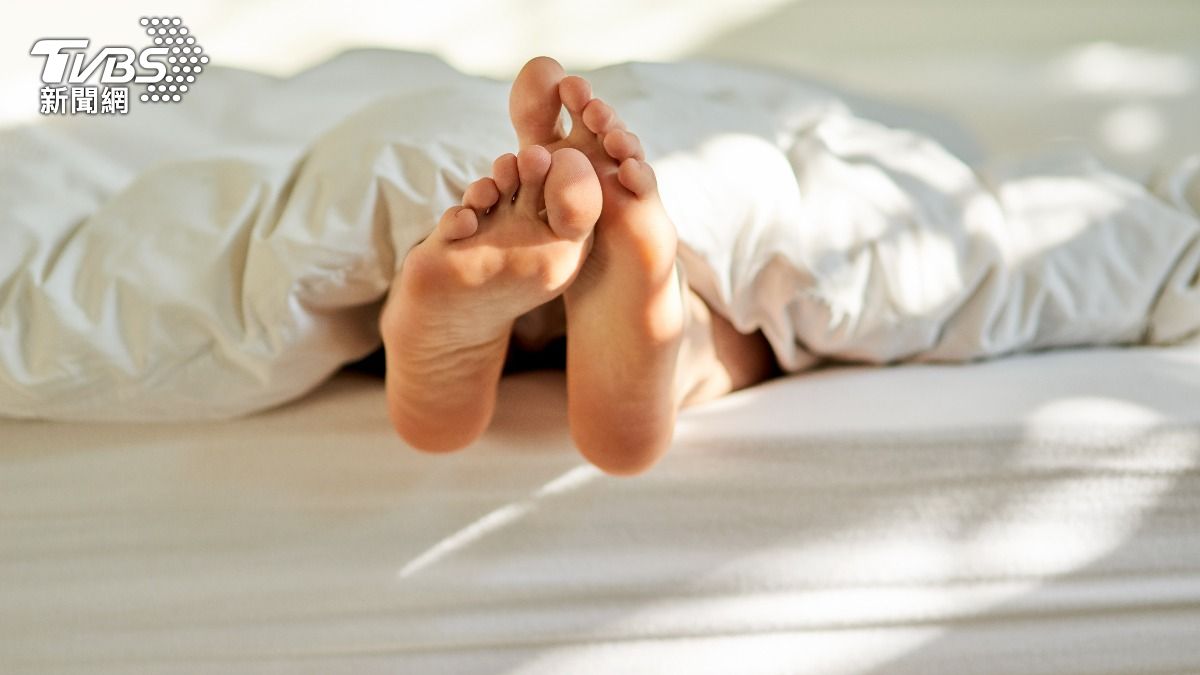 手腳冰冷別輕忽!恐血管塞住 醫揭「高危族群」:1招在家自測保命