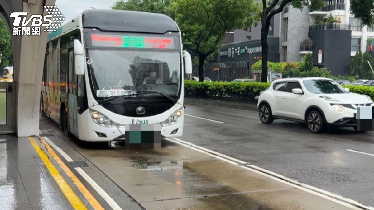 公車在雨中如逆水行舟。(示意圖/陳祁攝)