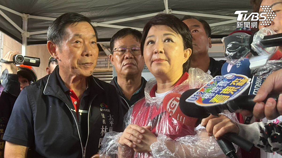 台中市長盧秀燕上午抵達現場勘災慰問。(圖/林冠丞攝)