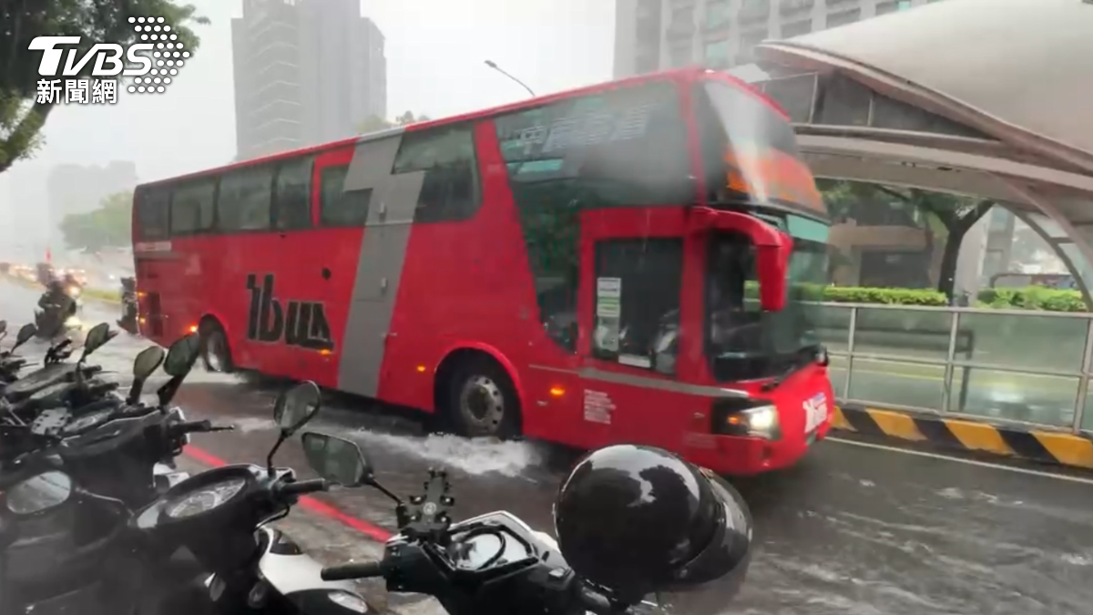台中淹水...暴雨如逆水行舟!民眾驚:公車變水陸兩用車
