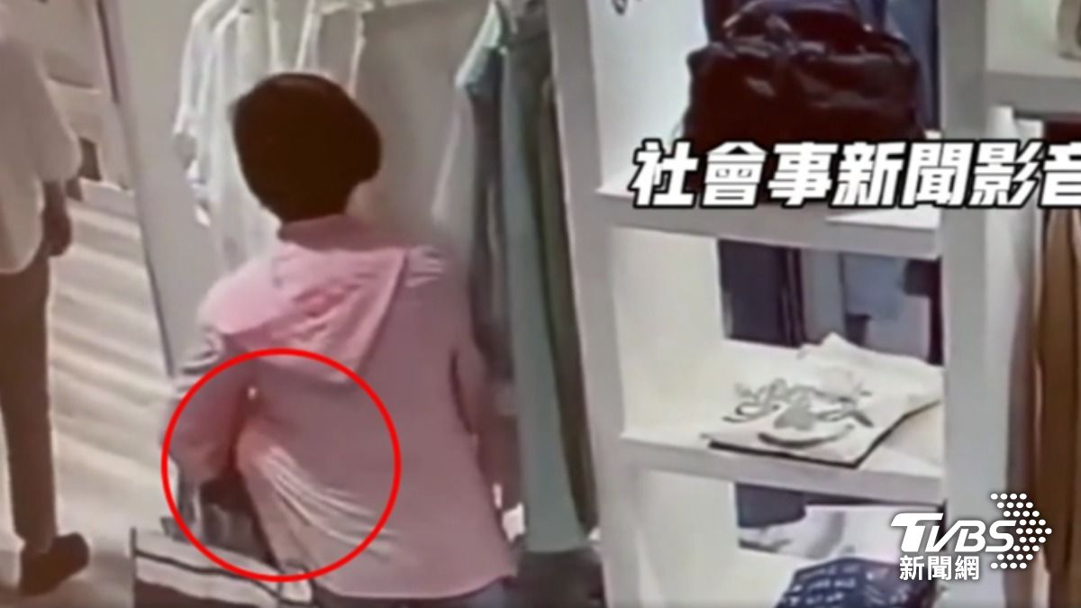 女竊賊在南港LaLaport櫃位上行竊 捲走衣物藏外套。(圖/畫面翻攝:社會事新聞影音)