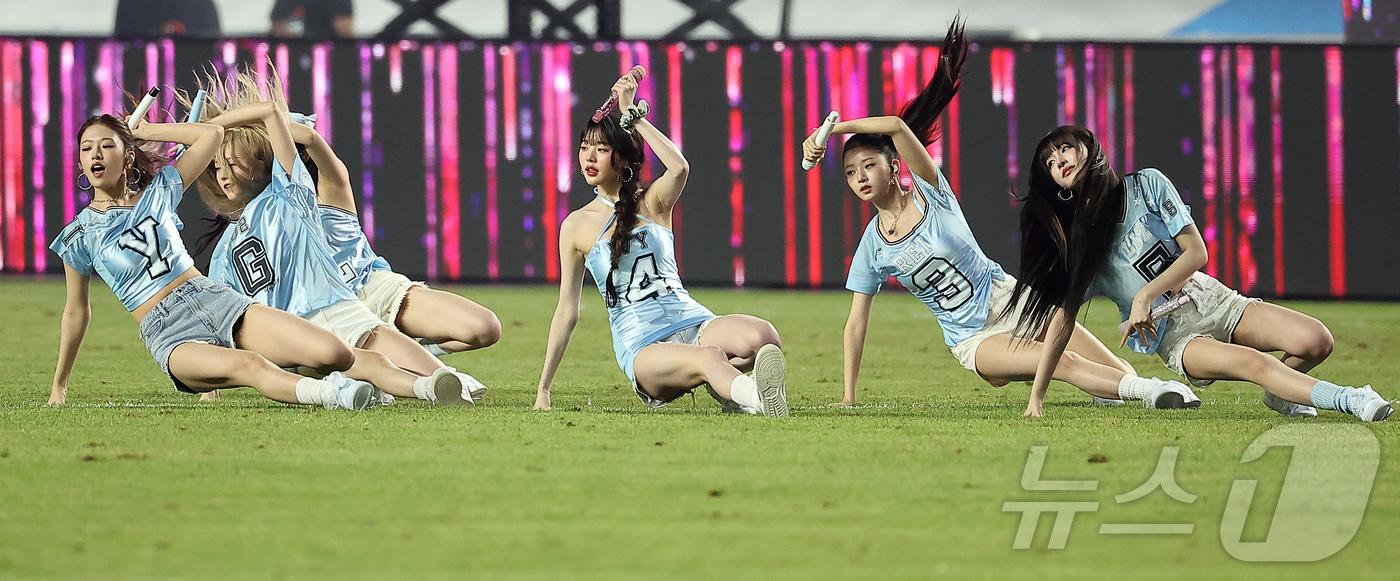 網友認為既然要在草地上演出、又要開球,張員瑛似乎有更適合的服裝。(圖/news1提供)