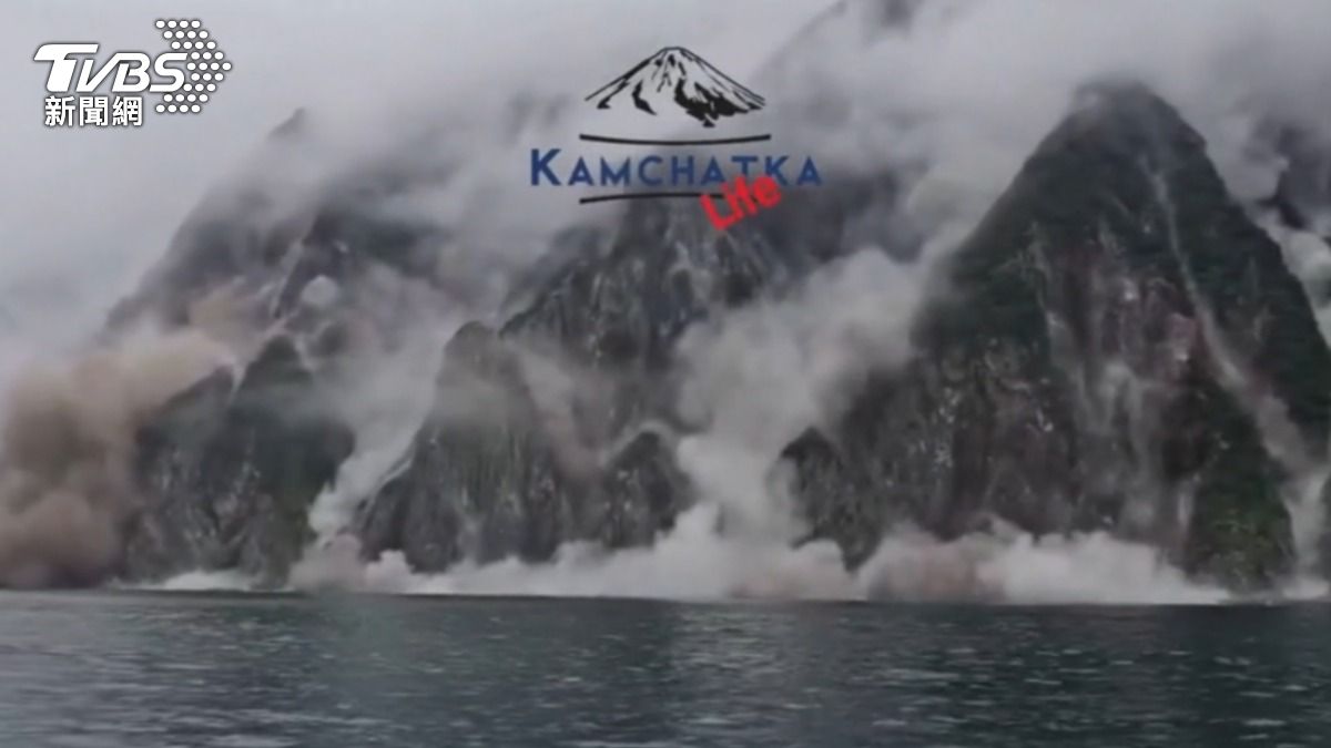 俄羅斯8.8強震導致山區大片岩石崩塌,掀起漫天飛塵。(圖/達志影像美聯社)