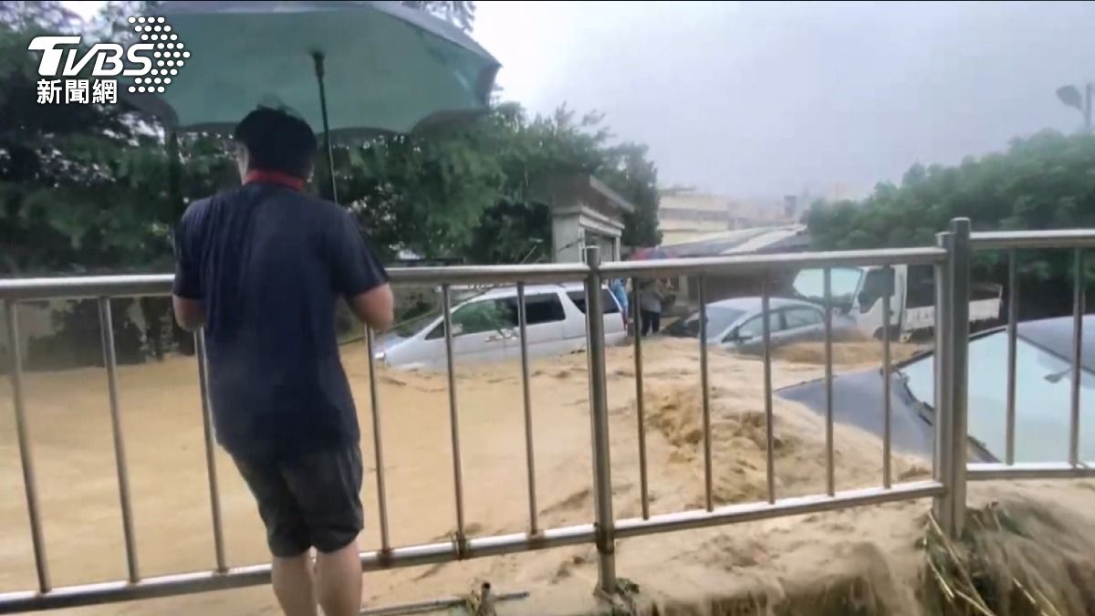 山坡土石崩塌,路變湍急河流,居民嚇壞一夜未眠。(圖/TVBS)