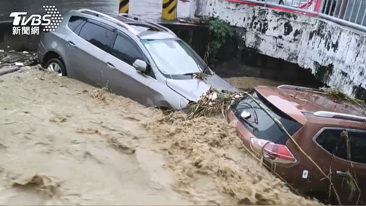 車輛被洪水捲走!兩輛車卡在涵洞底下。(圖/TVBS)