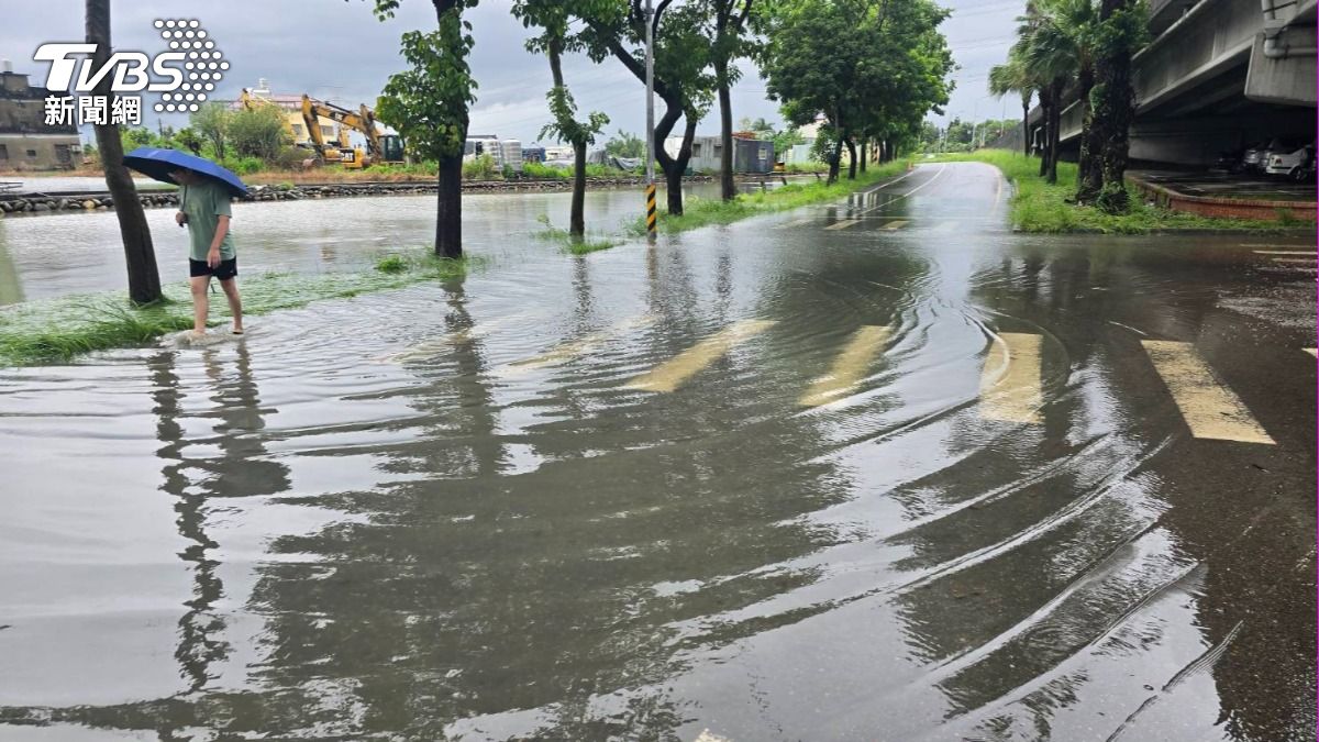 豪雨上山禮佛遇坍方！3人驚險受困　台中多處積水涵洞也泡水