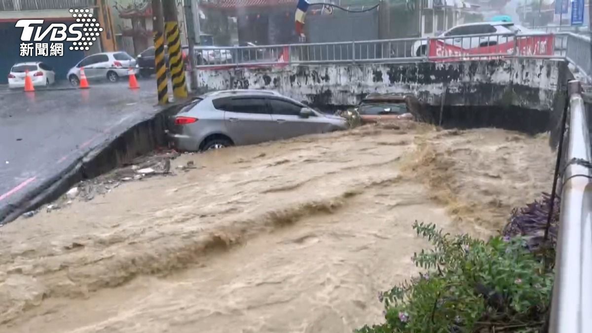彰南路三段暴雨成災!六車慘遭沖走。(圖/TVBS)