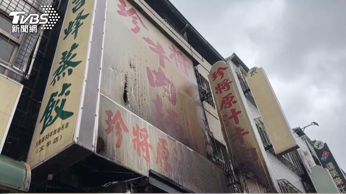 火災逃生路線受阻!對外招牌帆布+鐵窗封閉。(圖/TVBS)