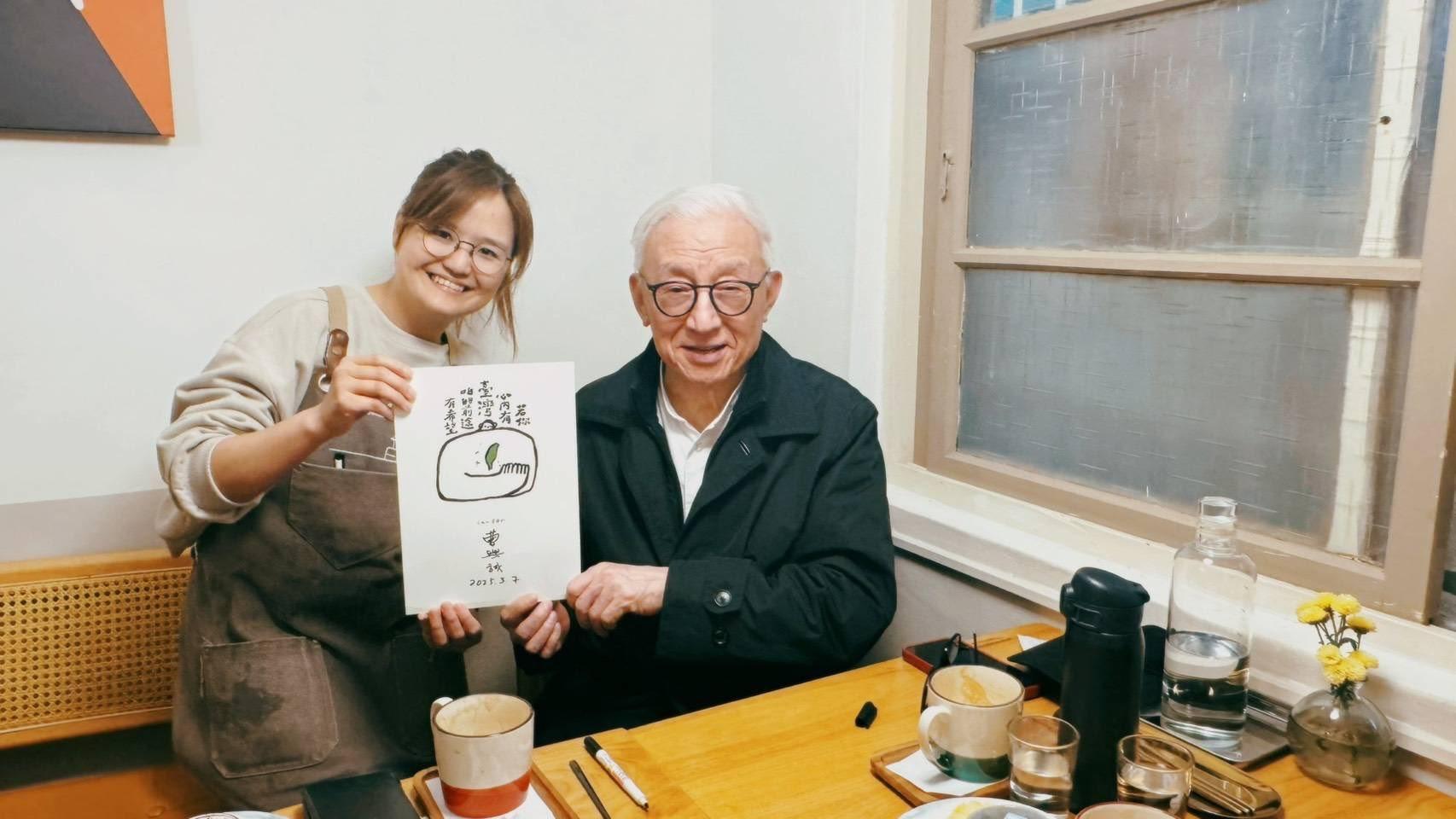 店家與曹興誠合影。(圖/翻攝自SabiSabi CoffeeSweets 花蓮老宅神級肉桂捲臉書)
