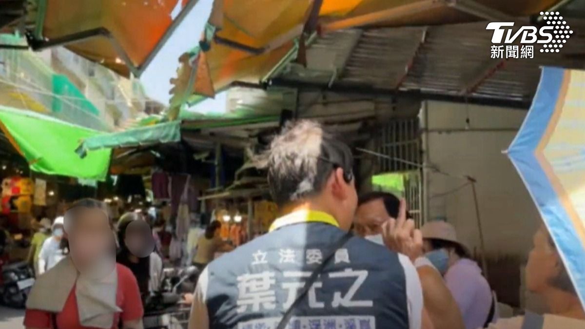 葉元之謝票遇民眾比中指。（圖／翻攝自葉元之YouTube）