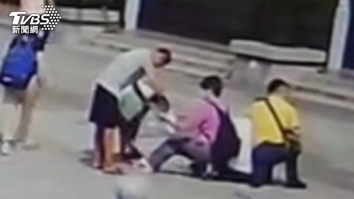 警民合作逮捕詐騙車手。（圖／TVBS）