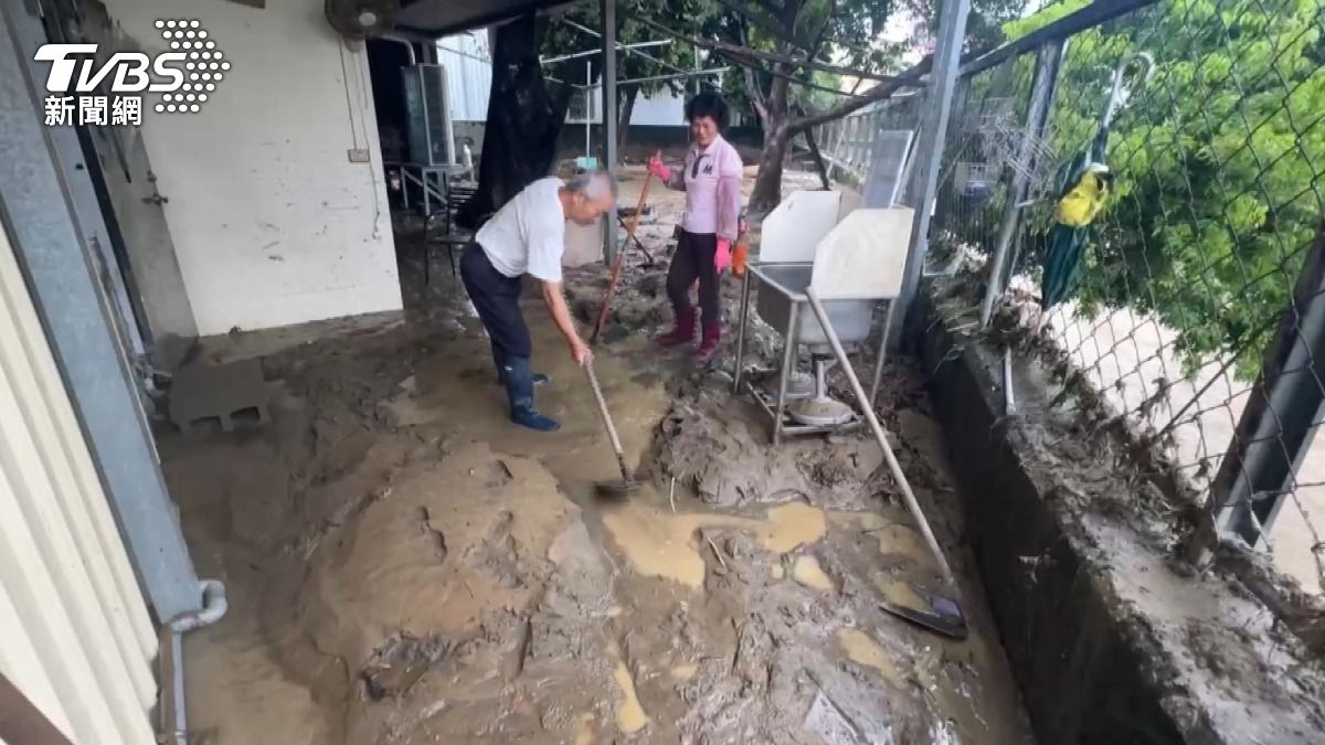 這間超商後方有一條溪流，附近居民正忙著用鏟子清理淤泥。(圖／TVBS)