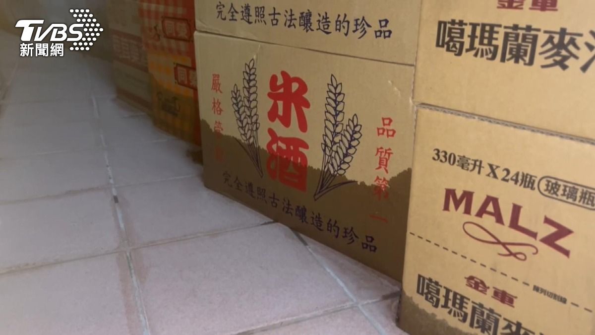 附近的雜貨店也遭受淹水，地面上的紙箱已經浸濕。(圖／TVBS)