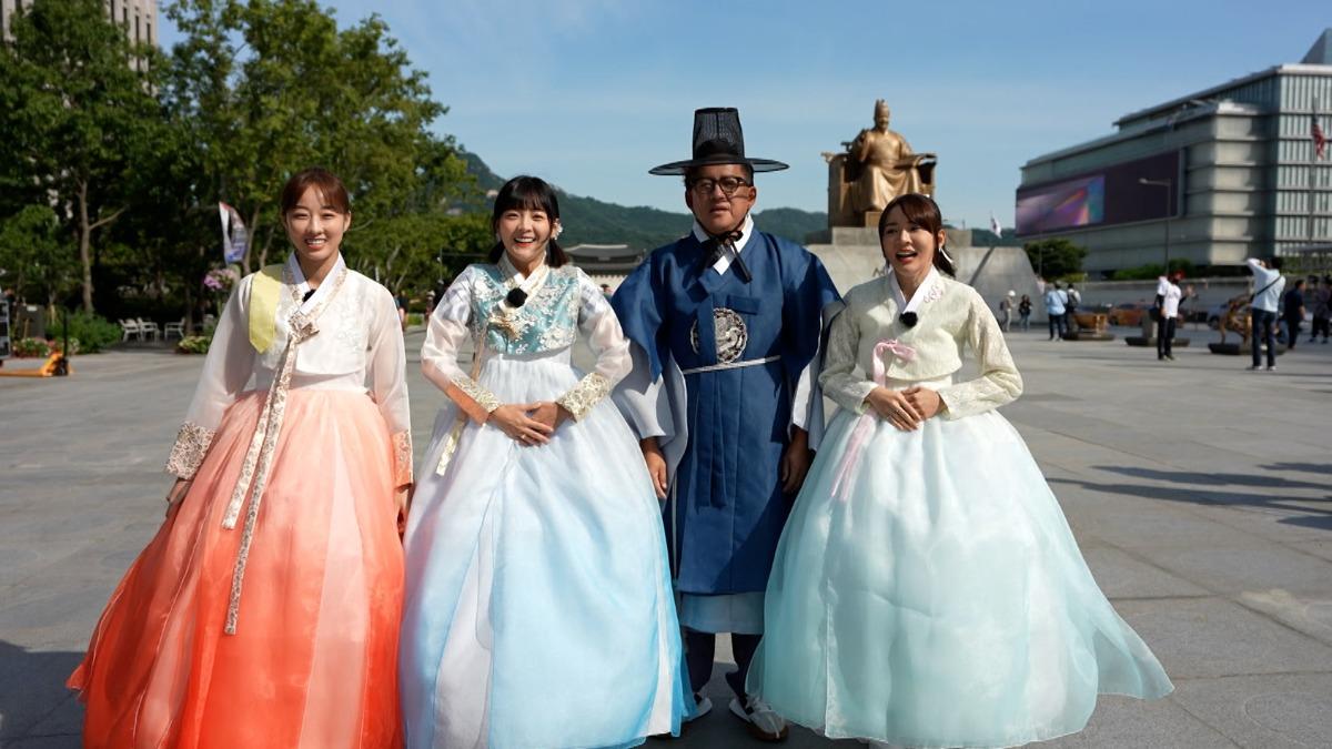 夏語心(左起)、籃籃、詹姆士、林莎穿韓服合照。(圖/公視台語台提供)