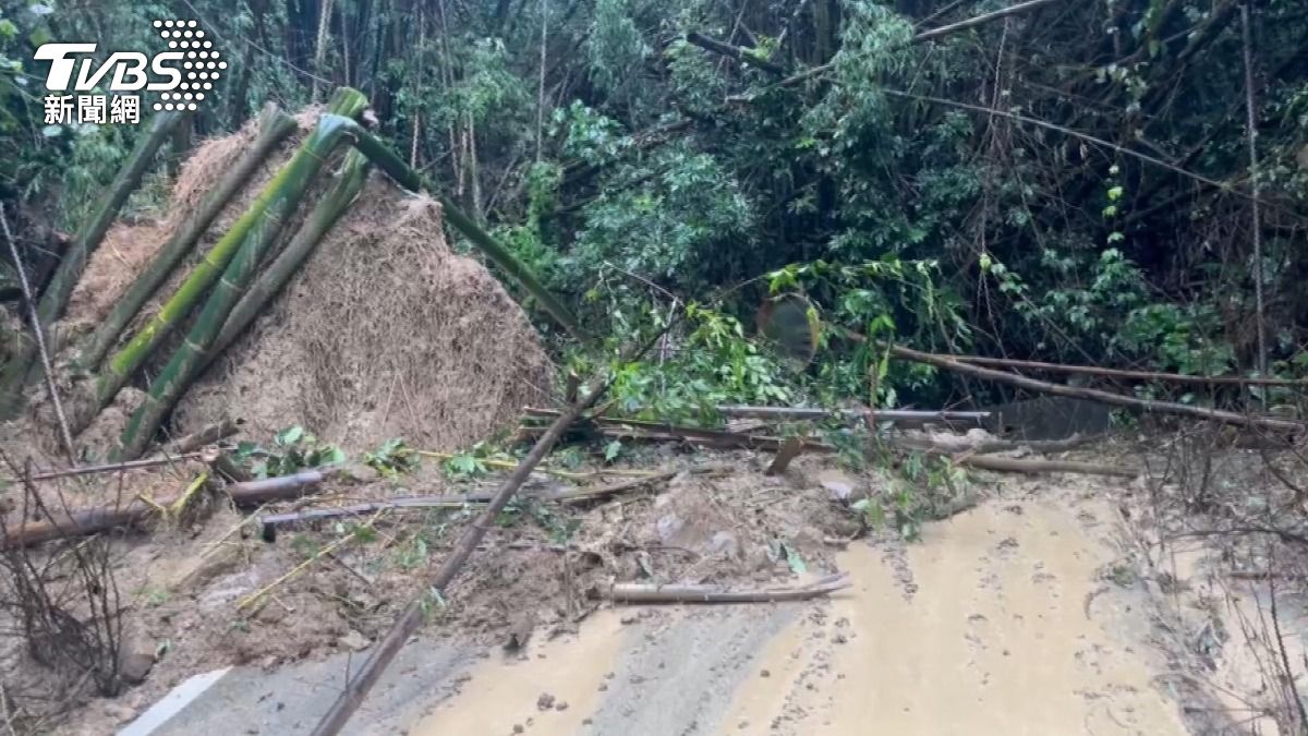 南投草屯的坪林和雙冬地區，整夜不停的大雨，山區土石泥流傾瀉而下。(圖／TVBS)
