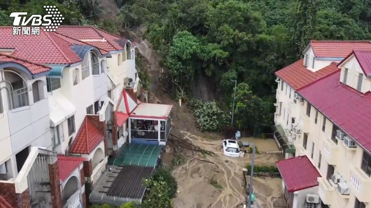 台中炸雨土石崩塌!泥流湧民宅數百人受困 馬卡龍公園淹水及膝