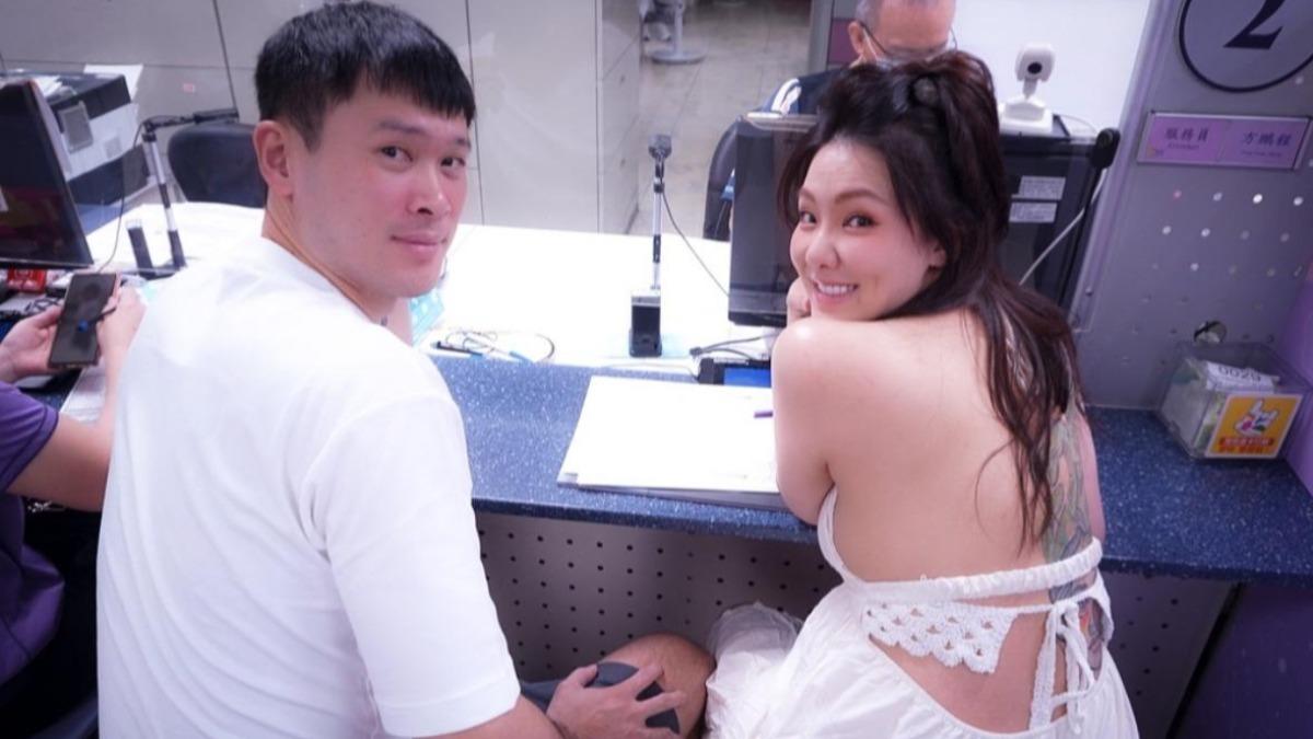 劉雨柔在7月1日宣布與職籃球星胡凱翔登記結婚。（圖／翻攝自劉雨柔臉書）