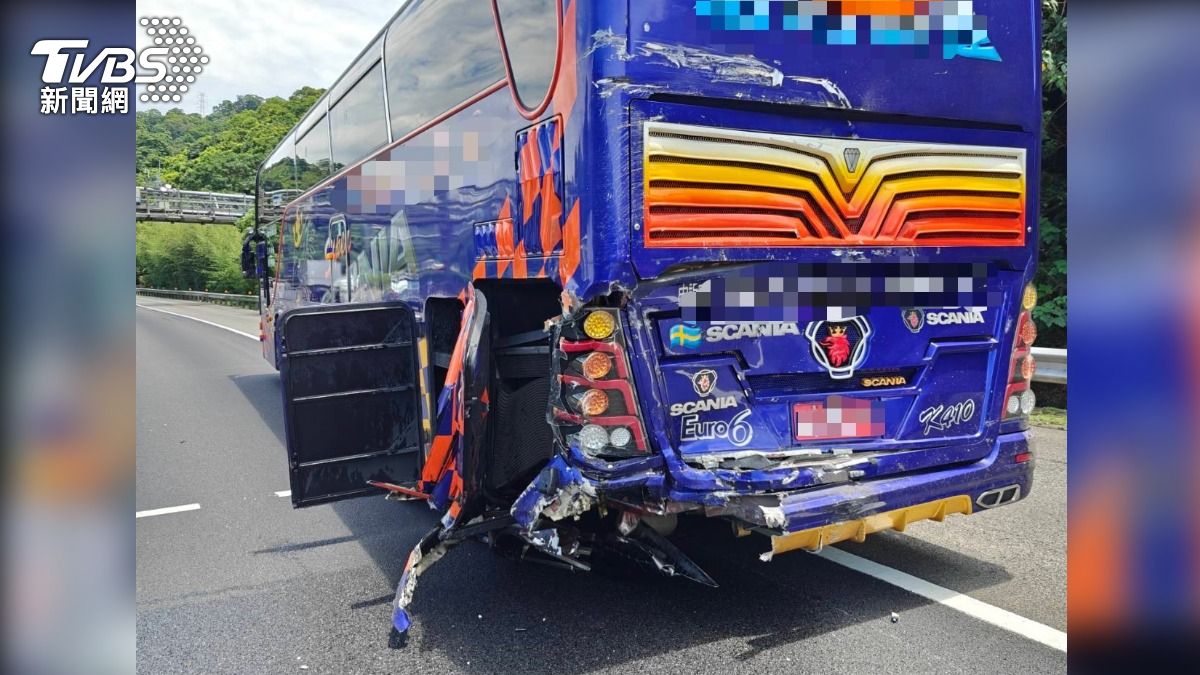 遊覽車遭追撞。(圖/TVBS)