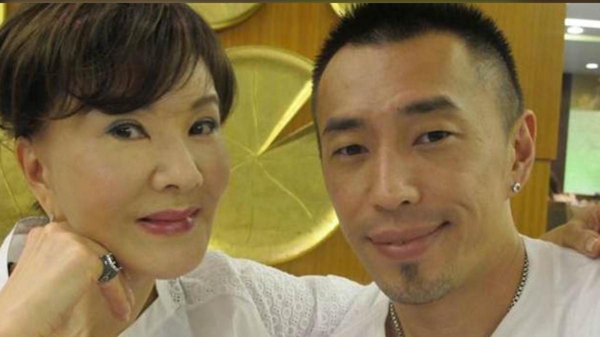 鄒少官(右)生前與媽媽夏台鳳合影。(圖/翻攝自微博)