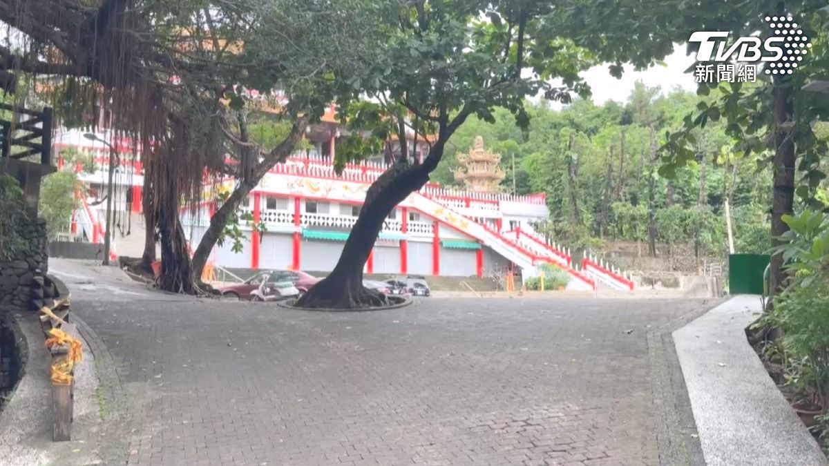 現場救護員檢視該男子已明顯死亡，經初步調查，該名男子年約40至50歲，身份待查證。（圖／TVBS）