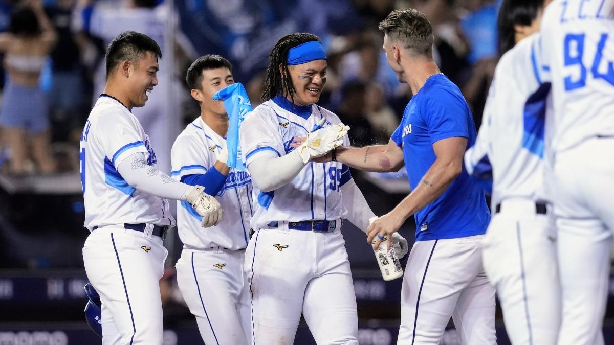 張育成歸隊,球員氣氛活絡。(圖/翻攝自Fubon Guardians 富邦悍將棒球隊臉書)