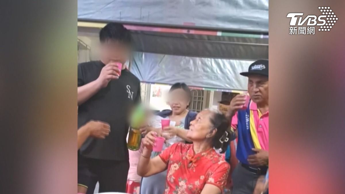 李姓夫妻上週五才為剛滿月的小女兒舉辦滿月宴,當時媽媽還抱著小嬰兒逐桌敬酒。(圖/翻攝臉書)