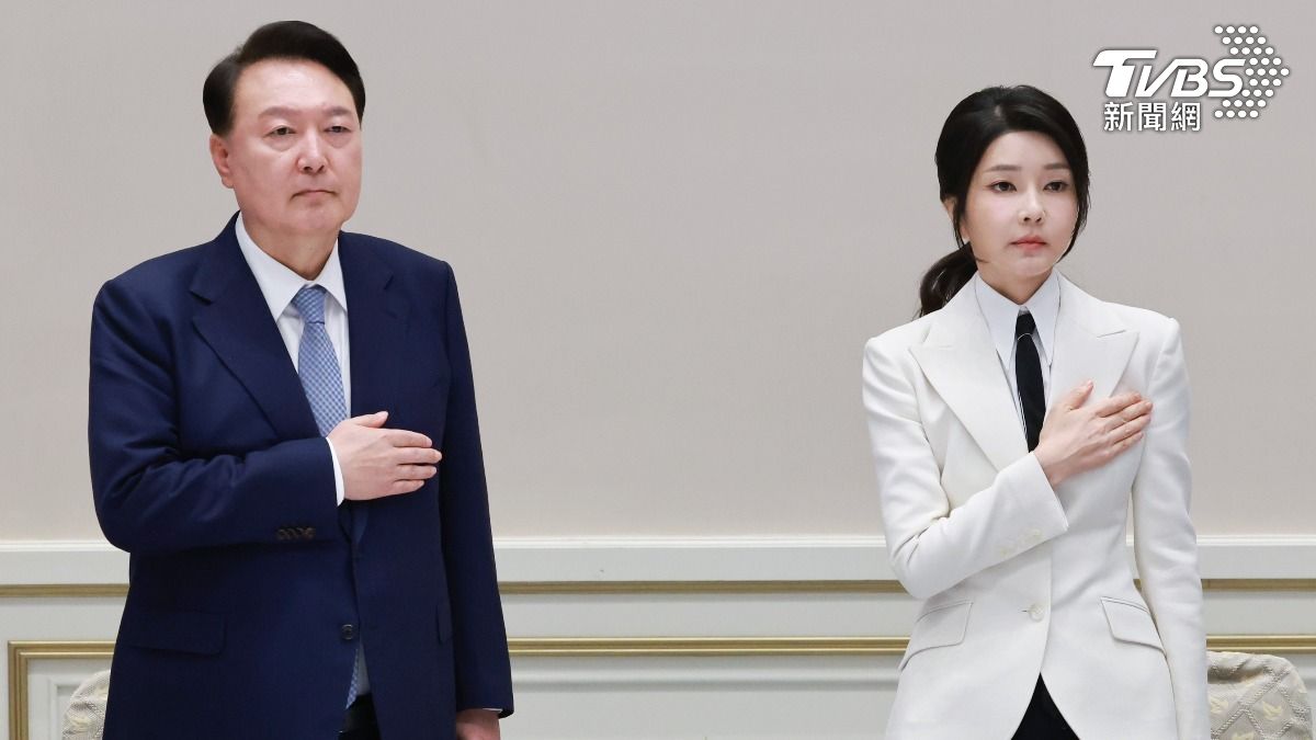  法院正式簽發了南韓前總統尹錫悅的拘捕令，夫人金建希則涉假珠寶與通話施壓被調查。（圖／達志影像歐新社）