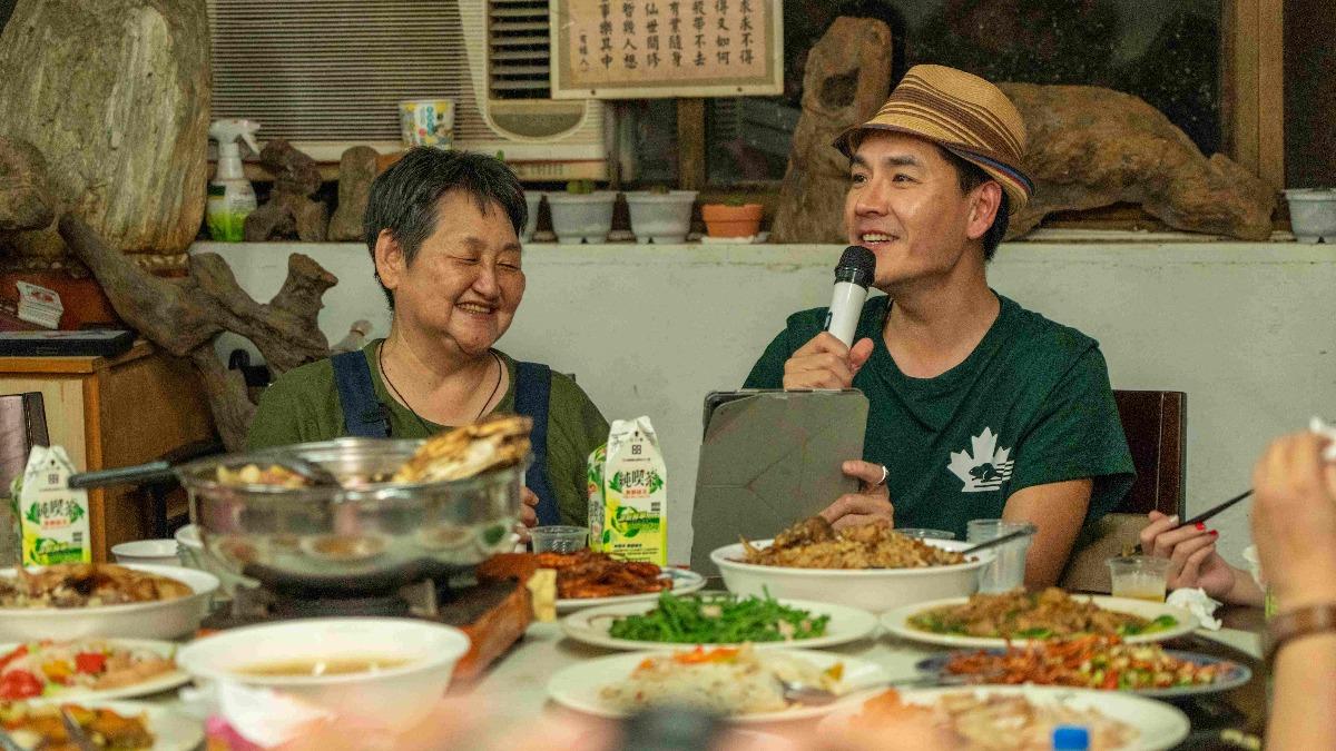 王傳一重返《光裏》拍攝地,感人表示「就像親家人」。(圖/東森綜合台提供)