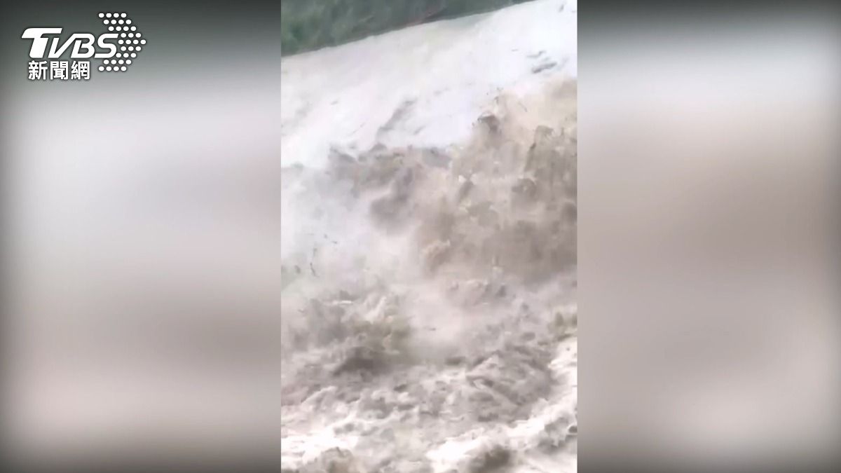 嘉義梅山鄉發生山崩,溪流變的混濁,流速極快。(圖/記者爆料網)