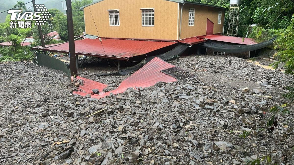 土石泥流沖進民宅,導致高雄桃源勤和部落的住家一層樓被淹沒(圖/TVBS)