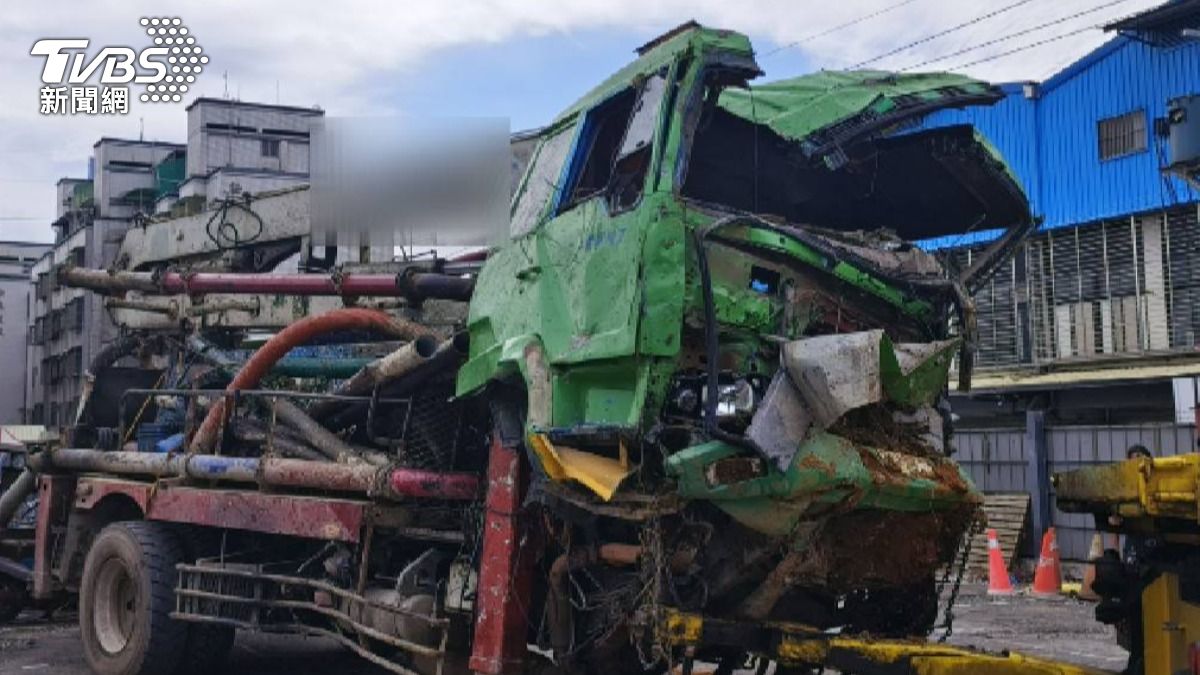 水泥車下山失控逆撞廂型車，同車老闆娘墜谷亡。（圖／TVBS）