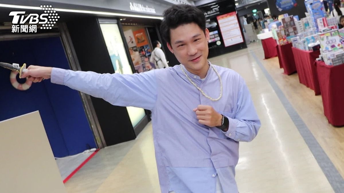 使出呼吸法！鬼滅日輪刀、衣服周邊神還原。（圖／TVBS）
