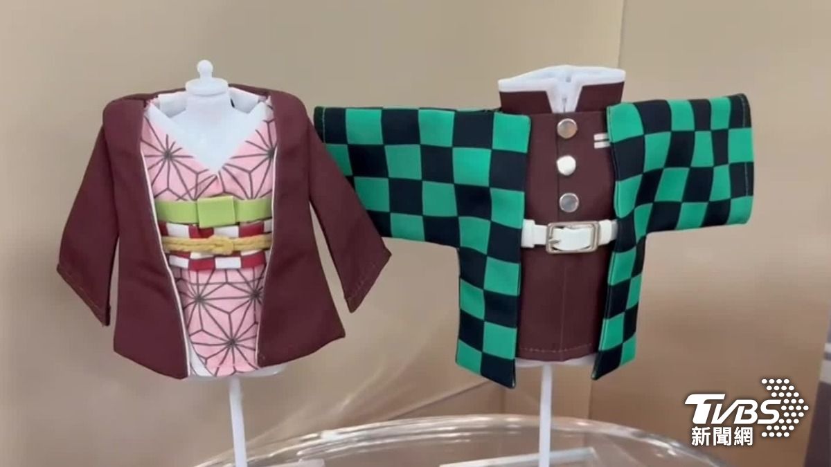 使出呼吸法！鬼滅日輪刀、衣服周邊神還原。（圖／TVBS）
