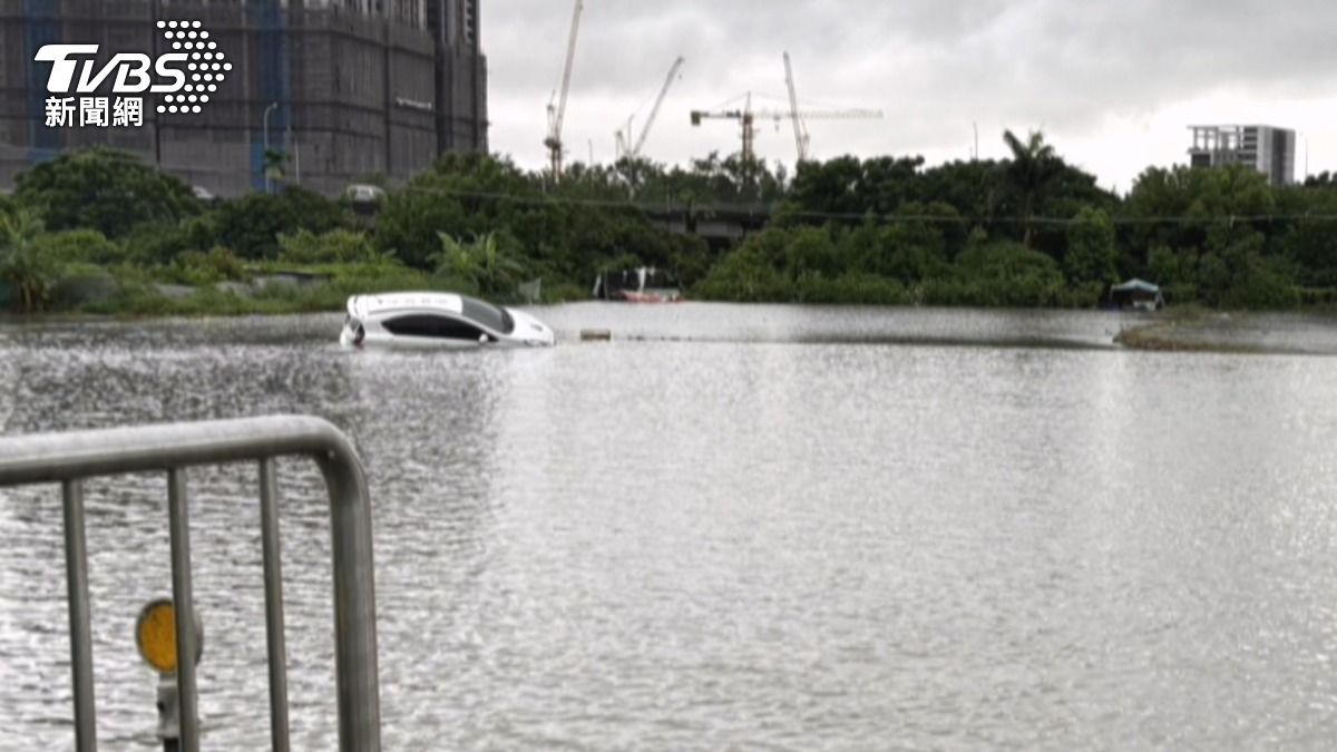 台中南屯地區也發生了一起車輛受困事件。(圖/民眾提供)
