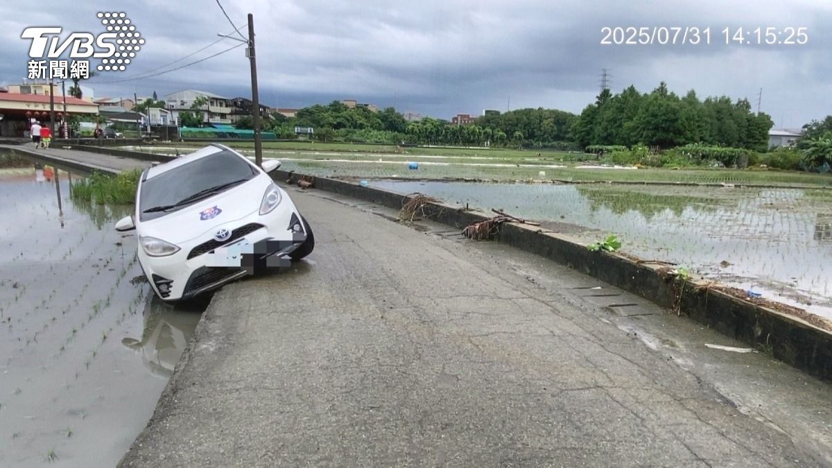 台中南屯地區也發生了一起車輛受困事件。(圖/民眾提供)