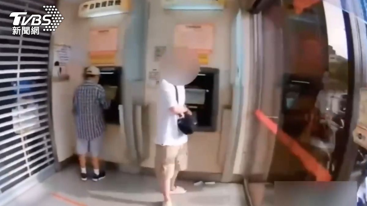 為賺1萬5!台中男淪車手跑35次ATM 背包沒拉糗露鈔票