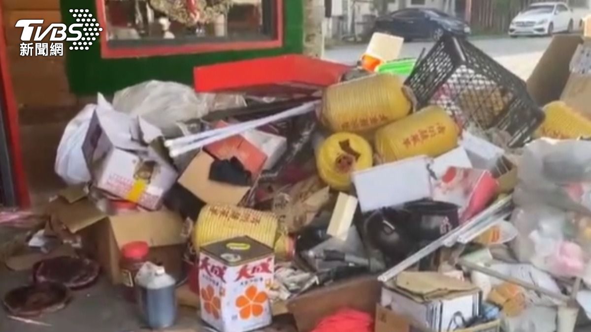 薑母鴨店業者留下大量垃圾。(圖/TVBS)