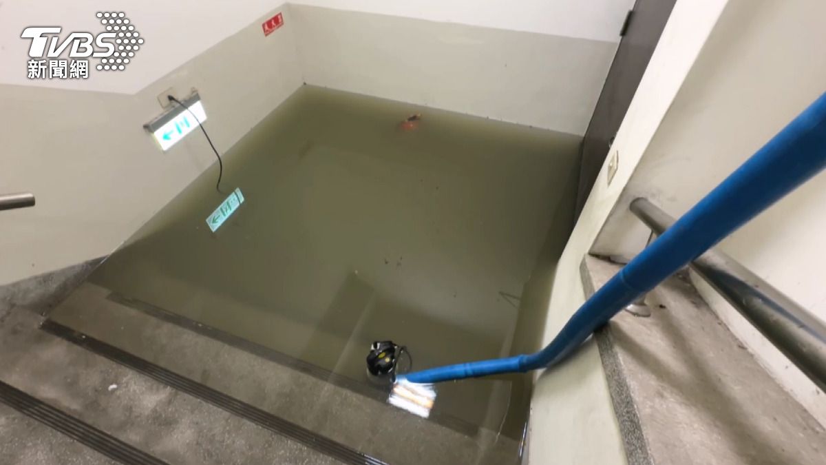 東園國小地下室積水65公分 抽水機「排水又回流」白忙。(圖/學校提供)