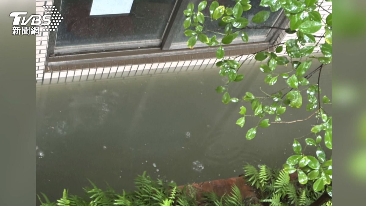 台中烏日東園國小今日面臨嚴重淹水危機。(圖/學校提供)