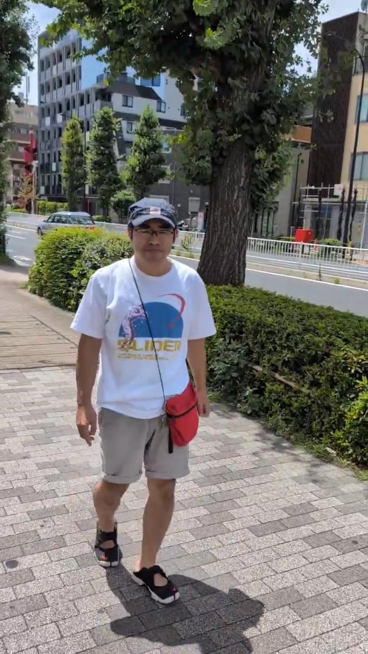 為了讓粉絲安心,中岡創一特別分享自己正常行走的影片。(圖/翻攝自中岡創一推特)